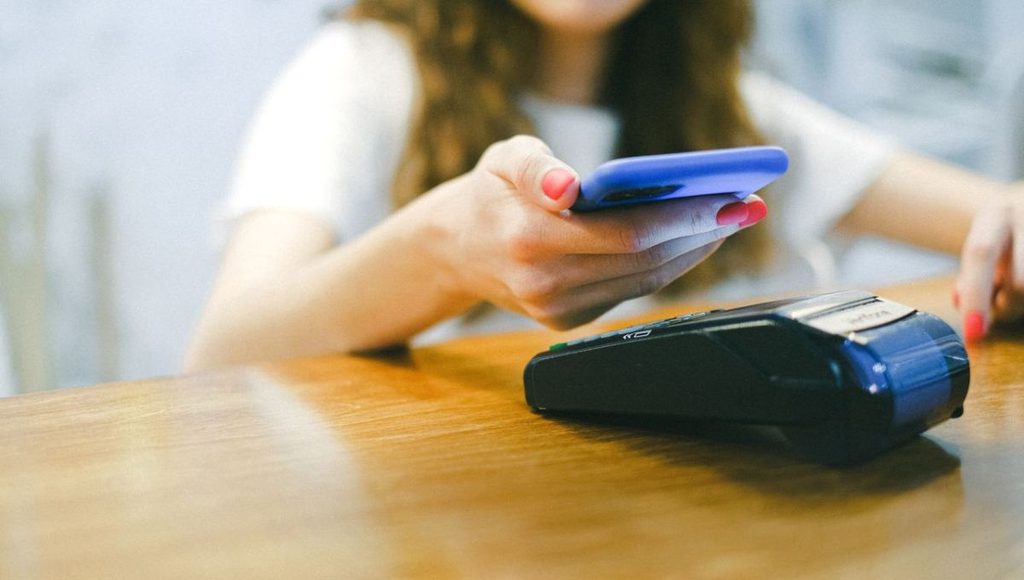 cartao de credito para negativado mulher com cartão e celular.
