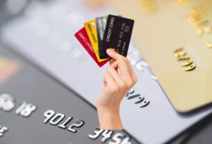 mão segurando cartão de crédito