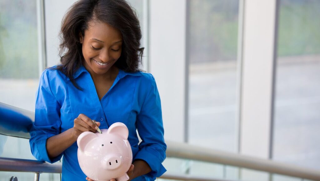 economias mulher guardando dinheiro  no cofre